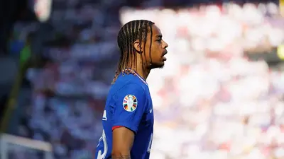 Liverpool rozważa alternatywy na skrzydło. PSG wycenia Barcolę na fortunę