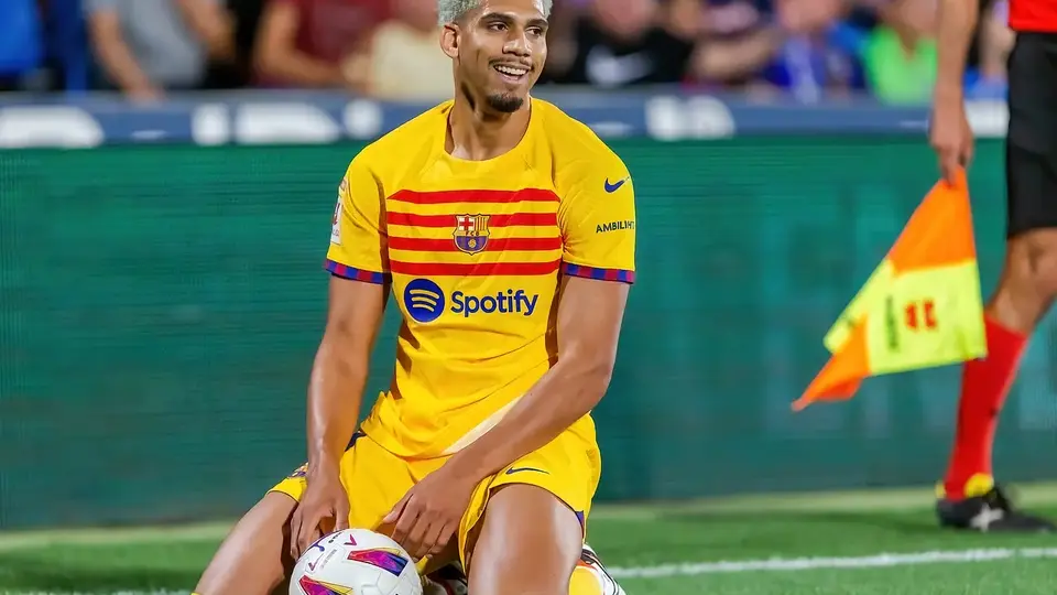 Barcelona kieruje wzrok na Laporte’a jako zastępcę Araújo