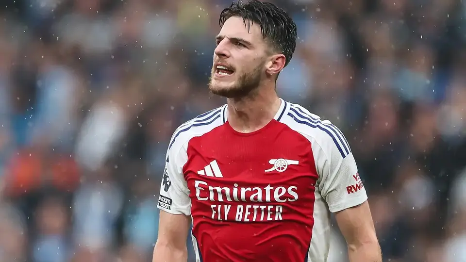 Arsenal triumfuje 3:0 nad City, Rice świętowanie kończy z guzem